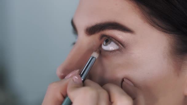 Belle mignonne jeune femme caucasienne à un cabinet d'artistes de maquillage — Video