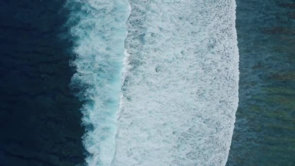 美しい海の泡のラッピング波のスローモーショントップビュー — ストック動画