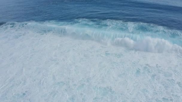 Slow motion luchtzicht op het zeeoppervlak van betoverende kabbelende golven — Stockvideo