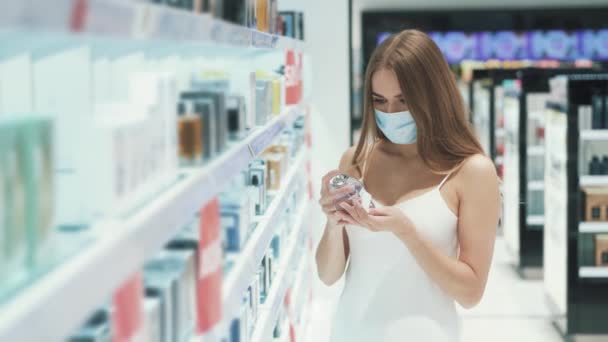 Leuke blanke goed verzorgde jonge vrouw met een medisch masker — Stockvideo