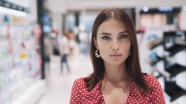 Güzel, ciddi, beyaz kadın alışverişçinin portresi. 