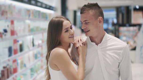 Mooi jong paar charmant Kaukasische vrouw en lachende man — Stockvideo