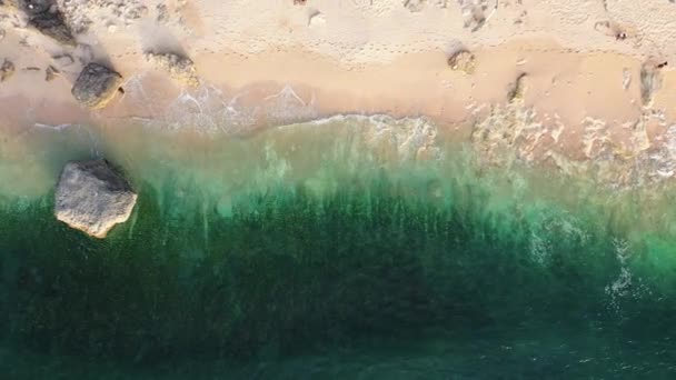 Vista aérea azul ondas calmas do oceano salpicando ao longo da praia de areia — Vídeo de Stock