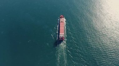 Sakin denizde seyreden ultra büyük tanker gemisinin havadan görüntüsü.