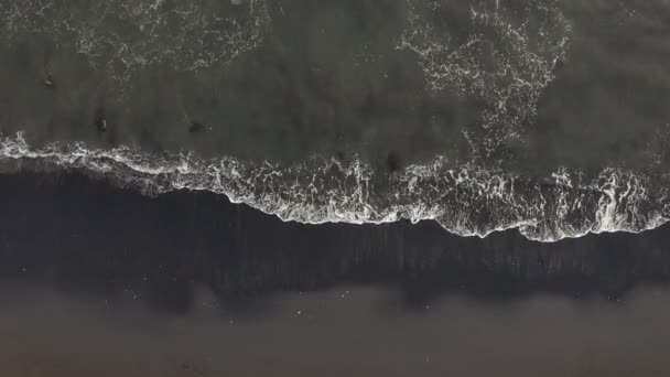 Luchtfoto van grote kalme oceaan golven spetterend op de kust — Stockvideo