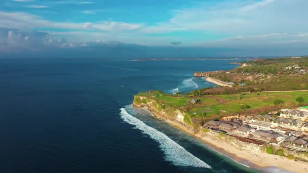 Flygfoto en fascinerande utsikt över ön överväxt med gräs — Stockvideo