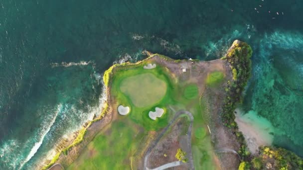 Campo de golf Isla cubierta de hierba se encuentra en el medio del océano — Vídeos de Stock