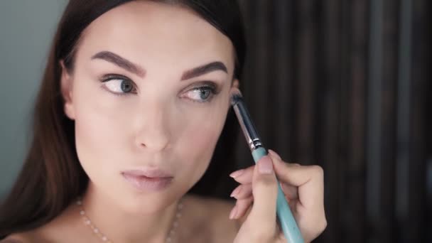 Seitenansicht der niedlichen schönen jungen Frau Make-up-Artist Anwendung Lidschatten — Stockvideo