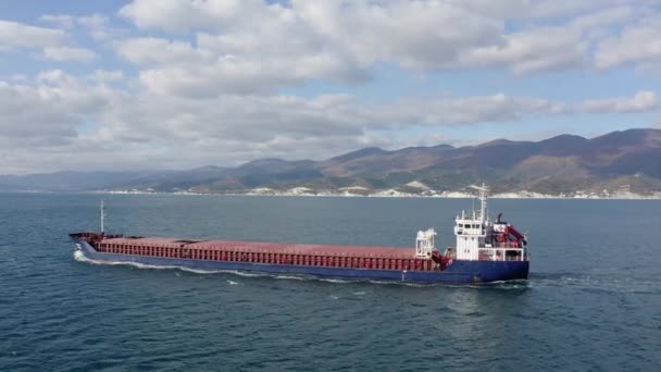 Вид с воздуха на сверхбольшой танкер, плывущий по спокойному морю — стоковое видео