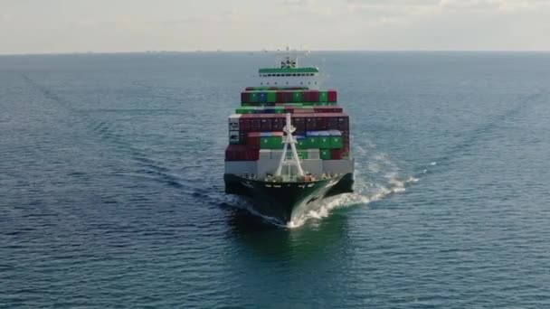 Letecký pohled na velkou loď s kontejnery plovoucími na klidných vlnách oceánu — Stock video