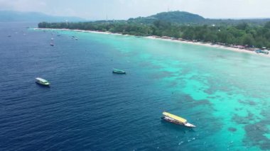Sınırsız okyanus üzerinde küçük adalarda teknelerle
