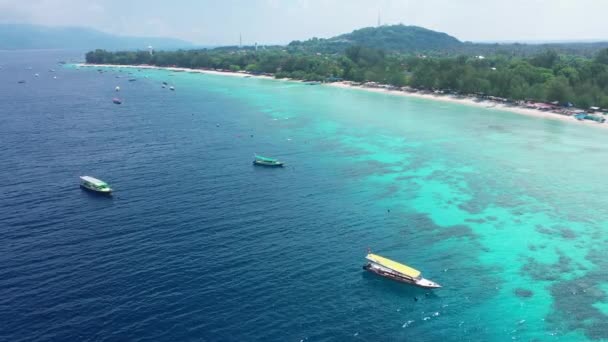 작은 섬에 배들이 있는 끝없는 바다 위 로움 직인다 — 비디오