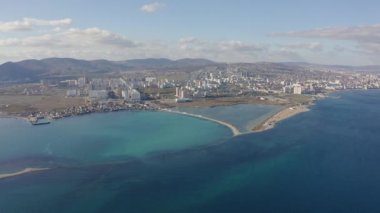 Hava manzaralı kıyı kasabası tepenin eteğinde, deniz kıyısında yer almaktadır.