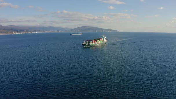 Filmati aerei della nave portacontainer con container colorati in crociera in porto — Video Stock
