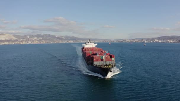 Εξαιρετικά μεγάλο φορτωμένο πλοίο εμπορευματοκιβωτίων πλεύσης στον ανοιχτό ωκεανό, εναέρια άποψη — Αρχείο Βίντεο