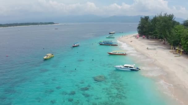 Aerial view of sandy coast with tourists boats and sun loungers — Stockvideo