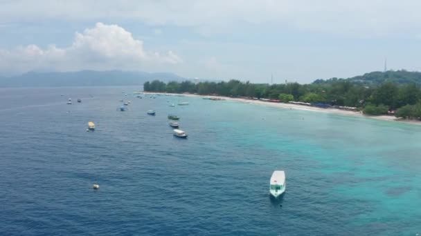 Luftaufnahme von ruhigen Küstenwellen mit Yachten Touristen auf Gili Trawangan Insel — Stockvideo