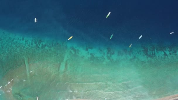 Top barche vista aerea galleggiano al largo della costa dell'isola di Gili in acque cristalline azzurre — Video Stock