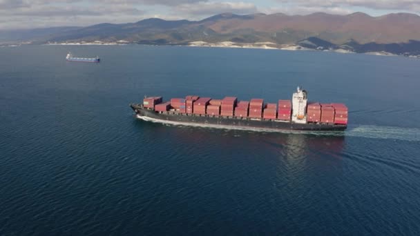 Navio de contêiner ultra grande navegando no mar, imagens de vista lateral aérea. — Vídeo de Stock