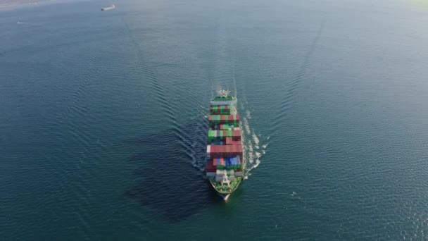 Framifrån av Ultra stora containerfartyg segling till havs, antenn skott. — Stockvideo