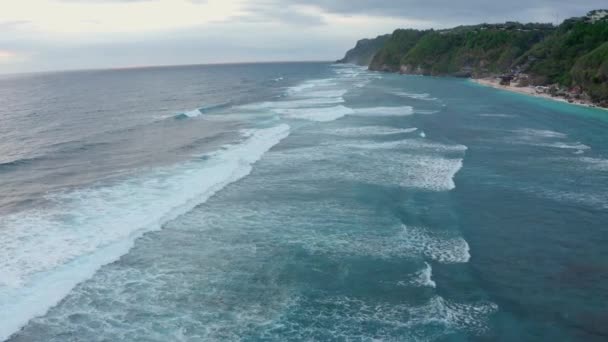공중에서 본 아름다운 푸르스름 한 푸른 바 다 물결 — 비디오