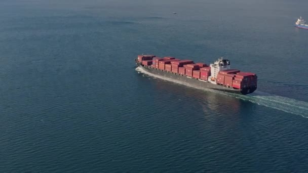 Ultra duży załadowany kontenerowiec rejs w otwartym oceanie, widok z lotu ptaka — Wideo stockowe