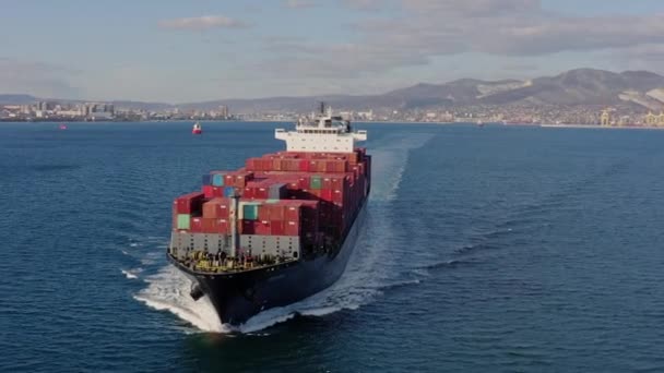 Круизы на сверхбольших контейнерах в открытом океане, вид с воздуха — стоковое видео