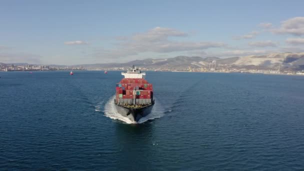 Ultra grand porte-conteneurs chargé croisière en haute mer, vue aérienne — Video