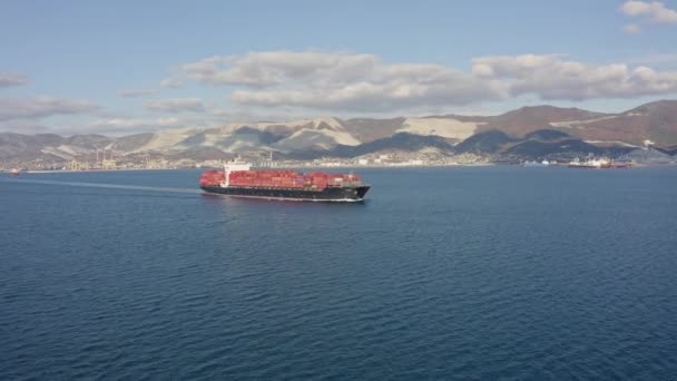 Ultra grand porte-conteneurs naviguant en mer, vue aérienne latérale. — Video