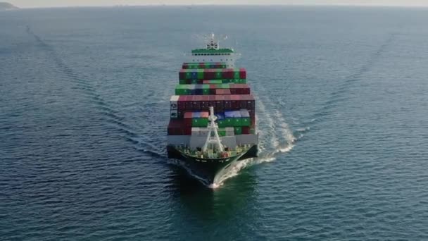 Вид спереди сверхбольшого контейнеровоза, проседающего в море, снимок с воздуха. — стоковое видео