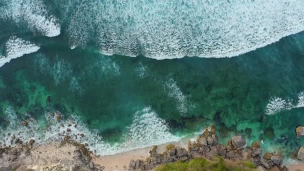 Belas ondas azuis do mar salpicando em direção a um belo rochoso — Vídeo de Stock