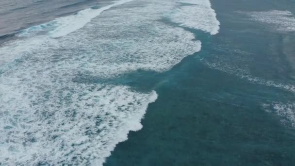 Flygfoto över vackra skummande blå havsvågor stänk mot stranden — Stockvideo
