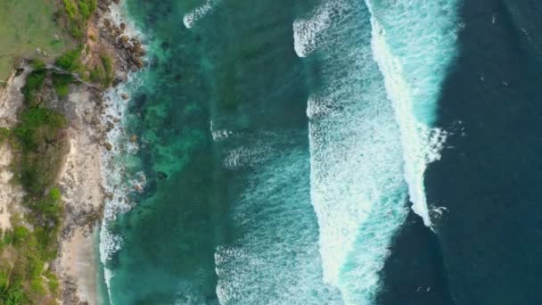 Blick von oben ist schön Ozeanwellen planschen in Richtung schöne felsige Insel — Stockvideo