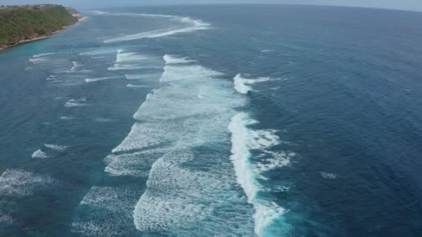 Widok z lotu ptaka na piękne, błękitne fale morskie — Wideo stockowe