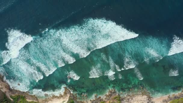 美しい岩の島に向かって波が飛び散る — ストック動画