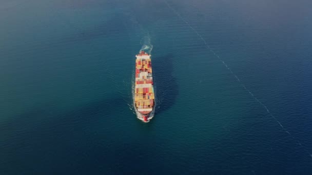 Dron powietrzny z przodu widok z góry wideo statku pływającego do portu. — Wideo stockowe