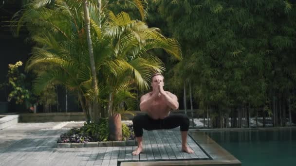 Fitness caucasian sporty man doing suqats and jumps out. — Stock Video