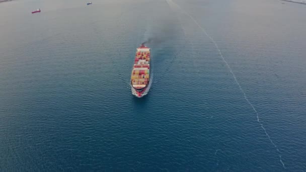 Diesel statek palenie w porcie, drone powietrza z przodu widok wideo. — Wideo stockowe