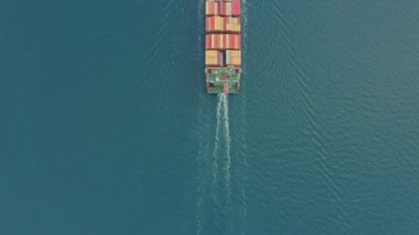 Ultra büyük konteynır kargo gemisinin hava aracı görüntüsü.