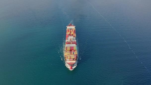 Drohne aus der Luft fliegt auf großes Frachtschiff. — Stockvideo