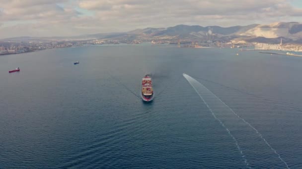 Buque de carga diesel sale del puerto, vista frontal del avión no tripulado aéreo video — Vídeos de Stock