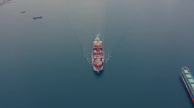 Yükleme gemisinin hava aracı ön görüntüsü tankerle buluşuyor.