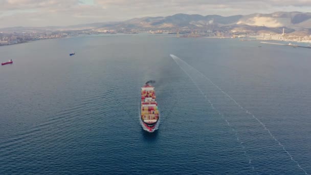 Vue aérienne du dessus du drone survole un grand cargo. — Video