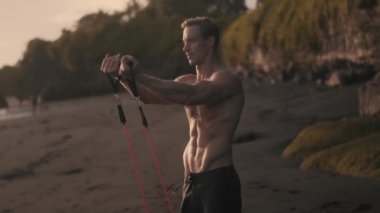 Genç atletik beyaz adam kollarını direniş bandıyla kaldırdı..
