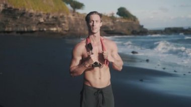 Spor yaptıktan sonra deniz kıyısında kalan beyaz bir adamın portresi..