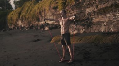 Altılı karın kaslarının önü elastik bantla el sallıyor..