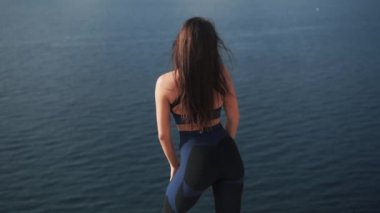 Çekici, genç ve atletik bir kadının yavaş çekim arkası görüntüsü. 