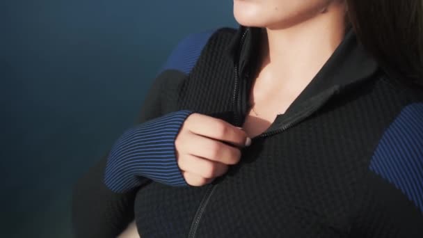 スローモーション未確認の原因アジアの女性unbuttones彼女のジャケット — ストック動画