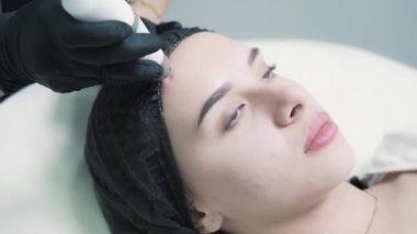 Güzel genç bir kadın için enjeksiyonsuz mezoterapi videosunu kapat..