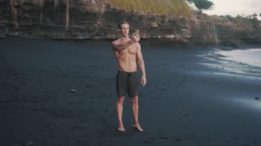 Vücut egzersizinden sonra mükemmel 6 'lı gövde çekim ya da video görüntülerine sahip sporcu.